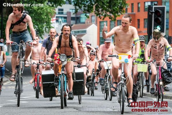 英举办裸体自行车赛 抗议公路歧视