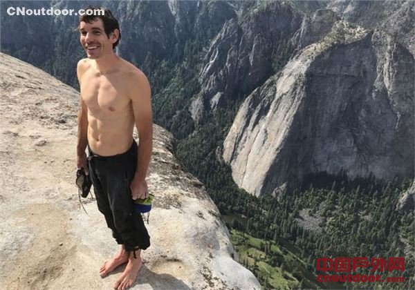男子不借助任何设备攀爬垂直悬崖 成绩打破绳索攀登记录！