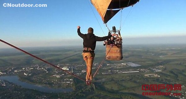 男子挑战660米热气球高空绳索 帅气走完全程创国家记录