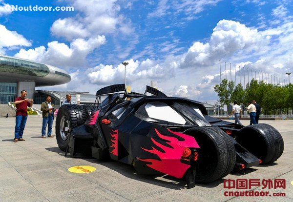 2017新疆亚欧国际车展开幕 蝙蝠侠战车“空降”