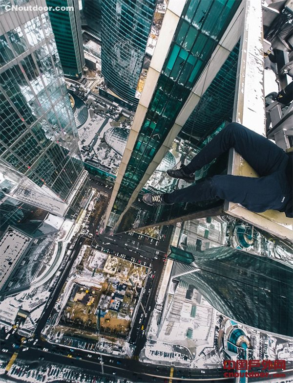 俄罗斯年轻人在摩天大楼顶拍惊险视频