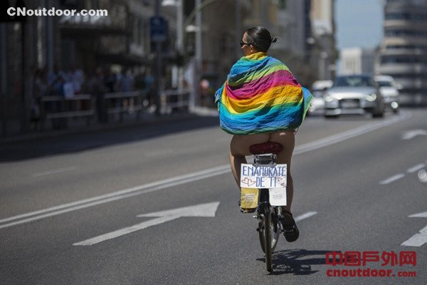 西班牙千人裸骑单车呼吁完善交通设施