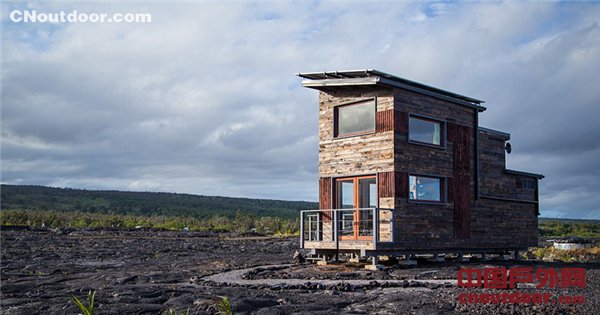 夏威夷活火山上建小屋 门外就是冷却熔岩