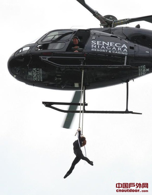 “空中飞人”尼亚加拉瀑布之上展特技惊险炫酷