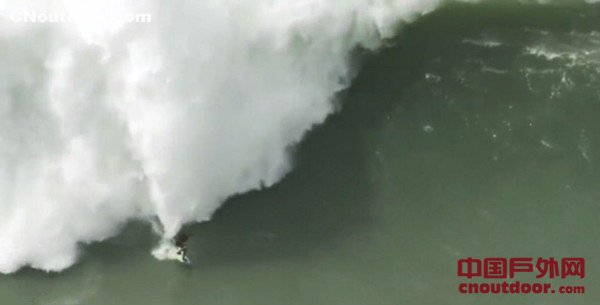 冲浪者挑战30米巨浪被打翻 场面惊险刺激