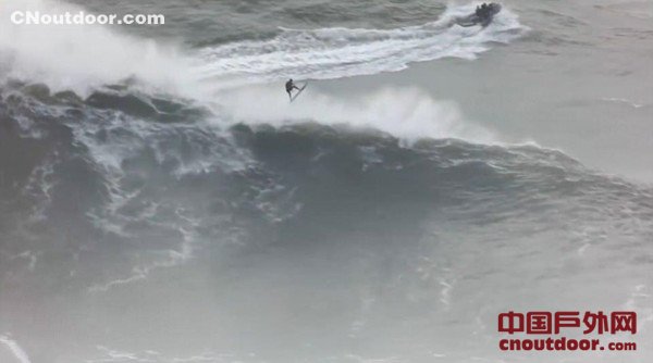 冲浪者挑战30米巨浪被打翻 场面惊险刺激