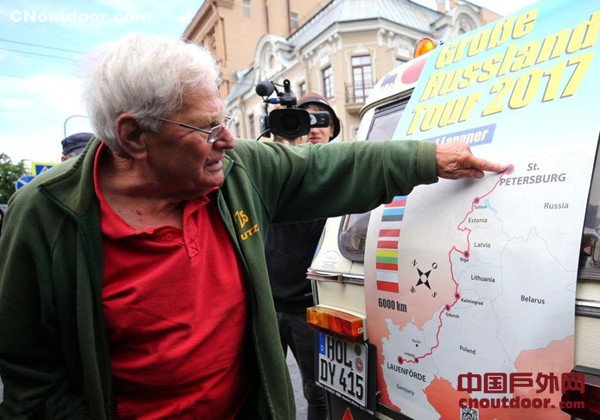 德国81岁老人开拖拉机穿行六国 15天跑2000公里