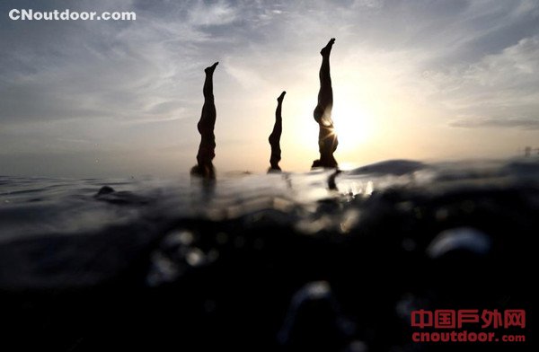 克罗地亚美女海上练习冲浪板瑜伽