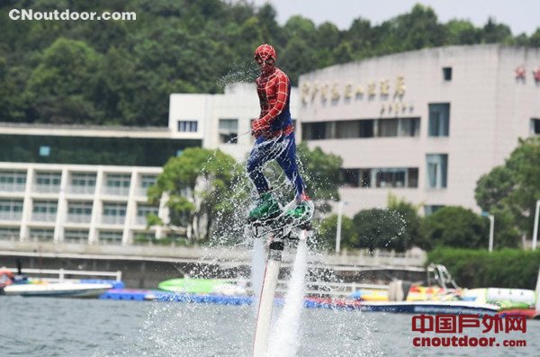 湖南长沙上演“超级英雄”水上竞技
