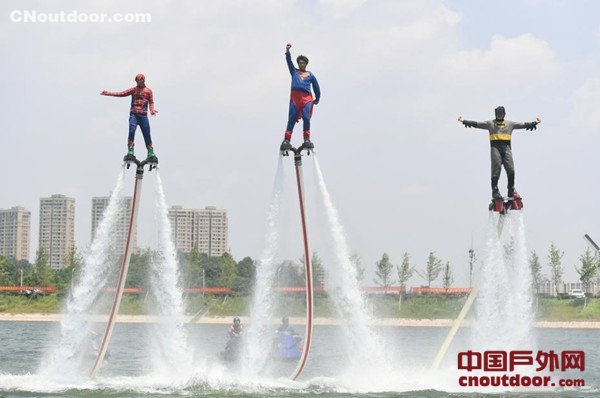 湖南长沙上演“超级英雄”水上竞技