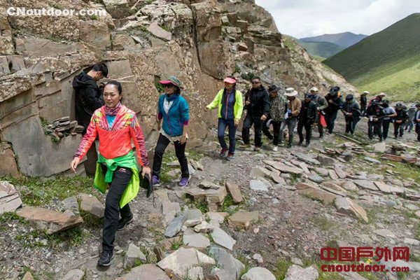 世界公桑日首届尕朵觉沃转山徒步节在玉树成功举办