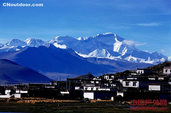 第二届珠峰徒步大会出征 倡导“低碳环保 绿色出行”