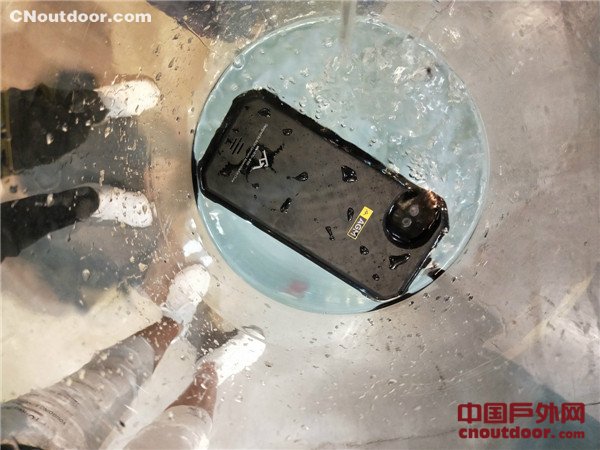 《战狼 2》同款户外手机发布：既可抗摔，还能浮水