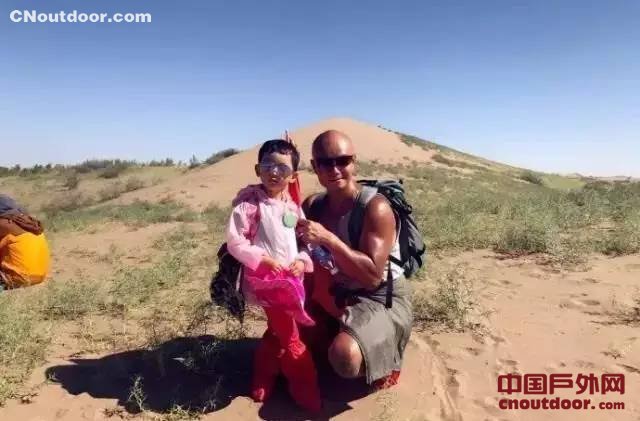 乐嘉带4岁女儿穿越沙漠，4天走了76公里，是教育还是折磨？