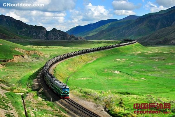 “坐着火车游新疆”构建铁路旅游圈