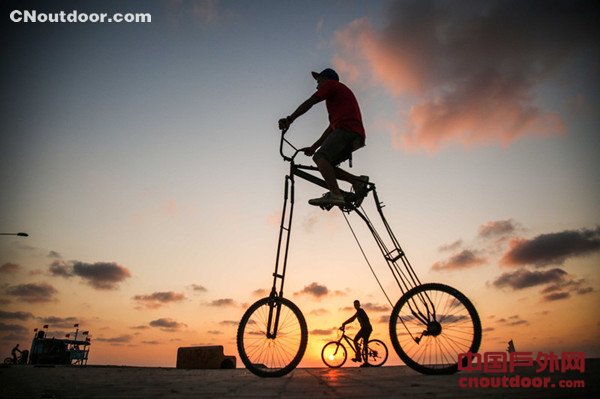 吸睛！巴勒斯坦男子街头骑行2米高自行车