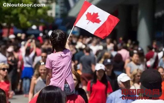 中国游客涌入加拿大 访美人数下滑