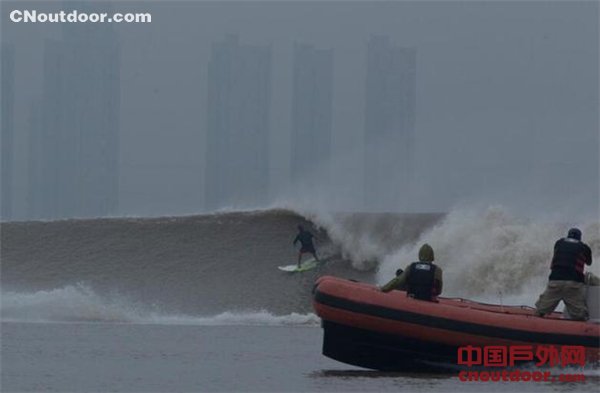 2017钱塘江国际冲浪对抗赛月底拉开战幕