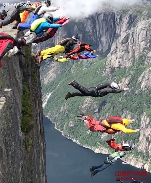 22名爱好者集体跳伞形成人体瀑布