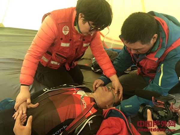 港骑手川藏路上突失明 两医生一在西藏一在河南成功施救