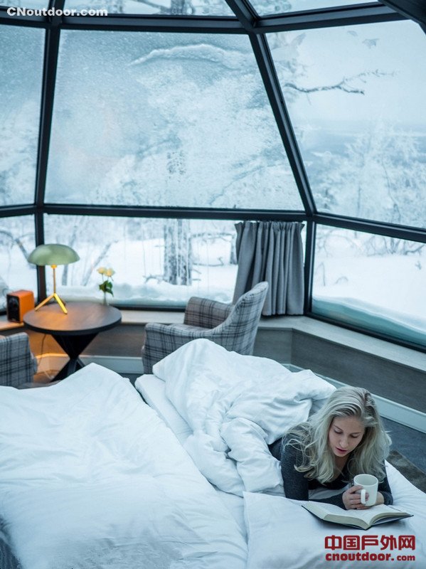 芬兰圆顶纯玻璃小屋 躺在床上看北极光