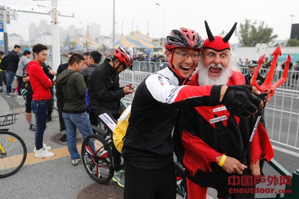 上海民众感受世界顶级自行车赛事的速度与激情