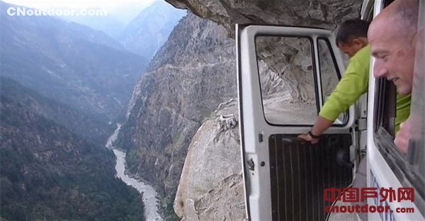 英牛人喜马拉雅悬崖峭壁驾车 惊险至极