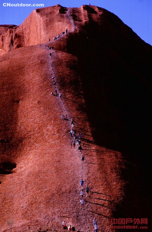为保护游客安全 澳大利亚将禁止攀岩乌鲁鲁巨石