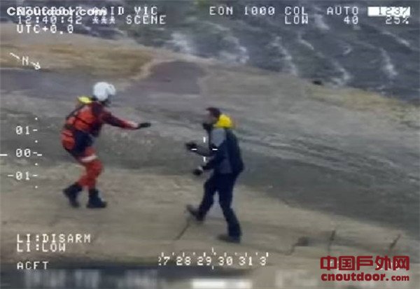 俄罗斯男子被困荒岛 用苔藓拼出“help”顺利获救