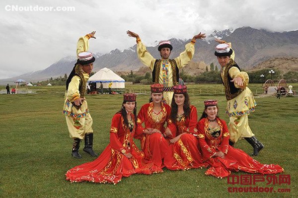 新疆年接待游客量首超1亿人次