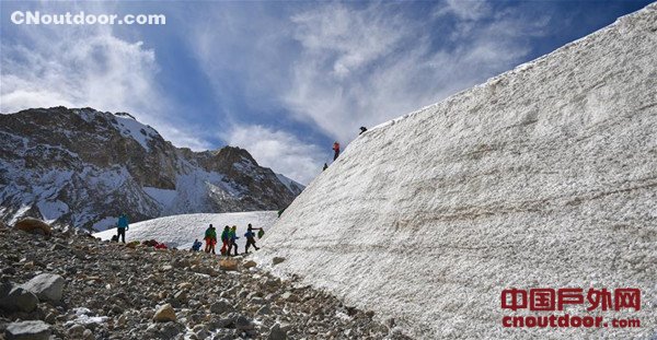 西藏：登山爱好者进行冰雪技术训练准备冲顶洛堆峰