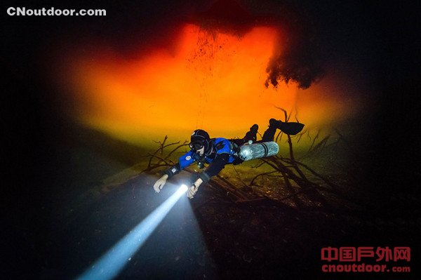 摄影师在墨西哥水下探险 拍神奇红海