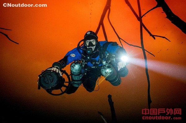 摄影师在墨西哥水下探险 拍神奇红海