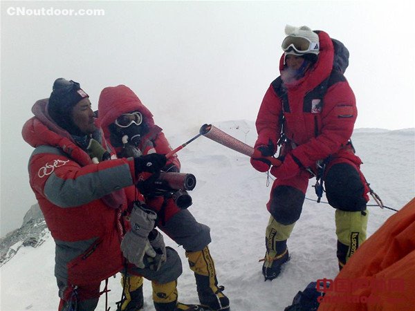 12次登顶珠峰的人——登山向导扎西次仁摄影作品拉萨展出