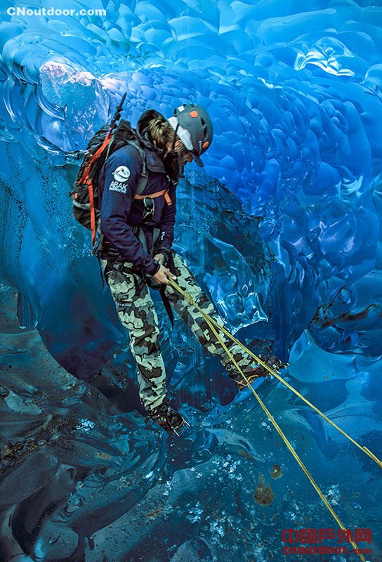 阿拉斯加州渐融冰洞湛蓝似海底世界