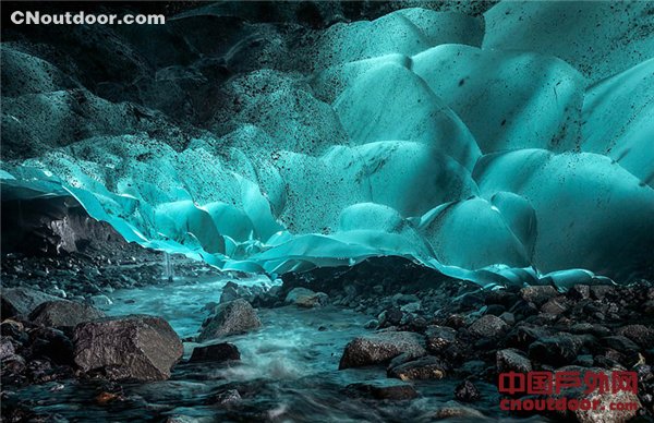 阿拉斯加州渐融冰洞湛蓝似海底世界