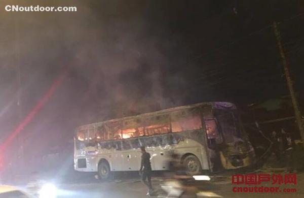 泰国大巴起火被烧毁 满车中国游客死里逃生