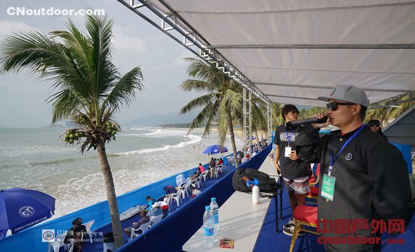全国冲浪锦标赛：70名冲浪选手在万宁日月湾角逐