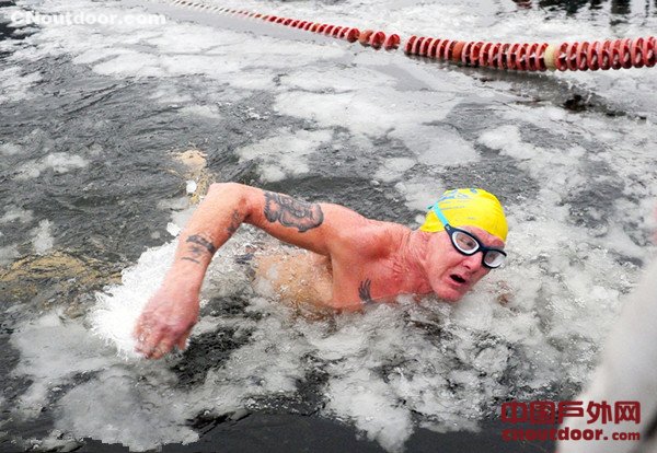 看着都冷！白俄罗斯冬泳比赛河面飘满浮冰