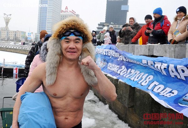 看着都冷！白俄罗斯冬泳比赛河面飘满浮冰