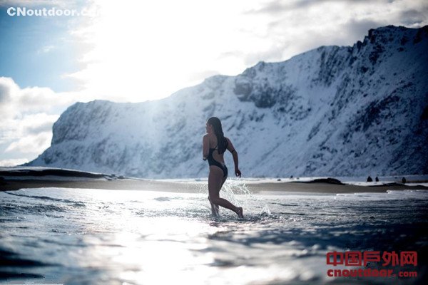 北极圈附近 游客冬泳挑战寒冷