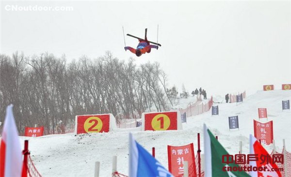 2017-2018年度全国自由式滑雪雪上技巧冠军赛在扎兰屯落幕
