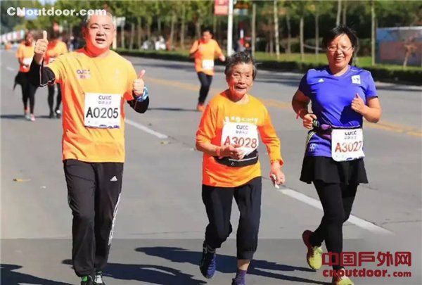84岁女神跑完马拉松，每天12公里，你还不跑？