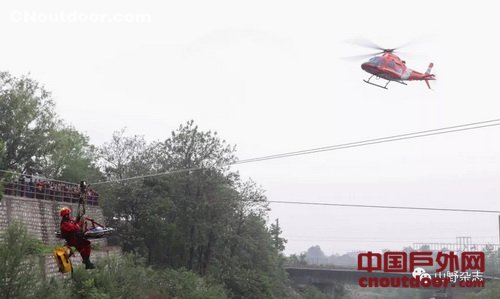 我国山地救援演练首次引入直升机空中救援