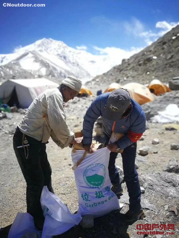 喜马拉雅山区春季登山季开启 珠峰北坡“大扫除”