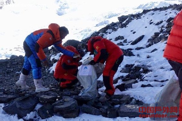 喜马拉雅山区春季登山季开启 珠峰北坡“大扫除”