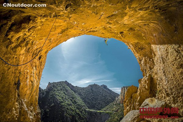 美国男子在西班牙山洞抱石攀岩