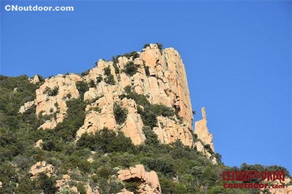 意大利两名攀岩爱好者爬上79米高石柱击掌欢庆