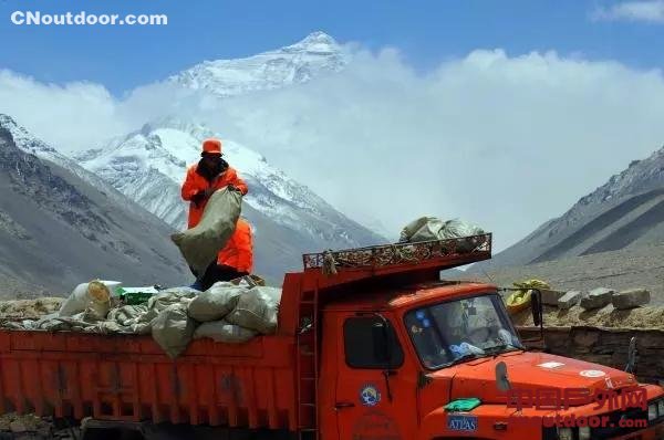 最高峰大扫除！数百吨垃圾留在珠峰 环境承载力逼近极限