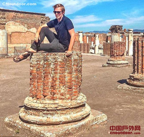 比利时旅行博主坐庞贝古城遗址柱上拍照遭谴责